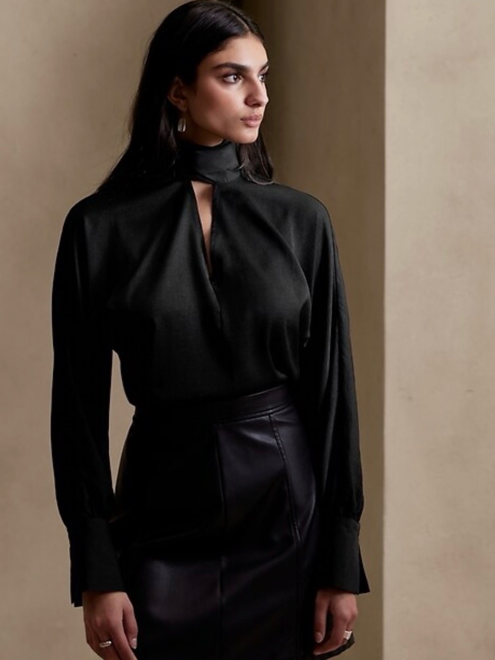 BNWT Banana Republic Black Scarf Tie Neck Blouse Large Sold Out Office Chic - Picture 7 of 11
